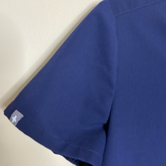 Figs Technical Collection Casma Three-Pocket Scrub Top Dark Navy size X-Small - Picture 5 of 6